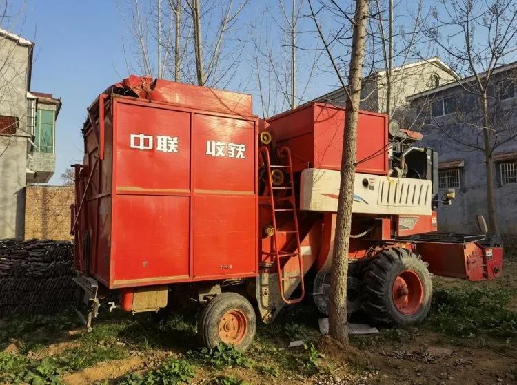 中聯(lián)收獲花生機(jī)，口碑銷量俱佳，農(nóng)機(jī)手賺錢